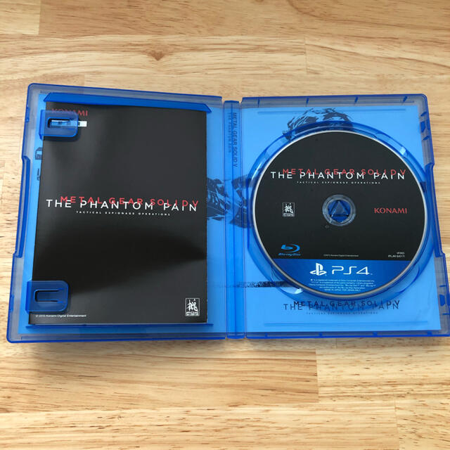 PlayStation4(プレイステーション4)のMETAL GEAR SOLID V：THE PHANTOM PAIN 通常版 エンタメ/ホビーのゲームソフト/ゲーム機本体(家庭用ゲームソフト)の商品写真