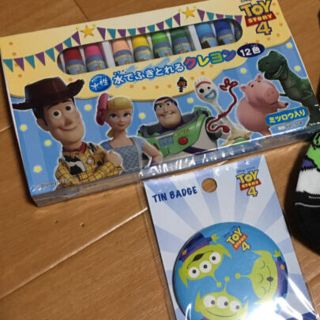 ディズニー(Disney)のトイストーリー　水でふきとれるクレヨン12色　缶バッチ(クレヨン/パステル)