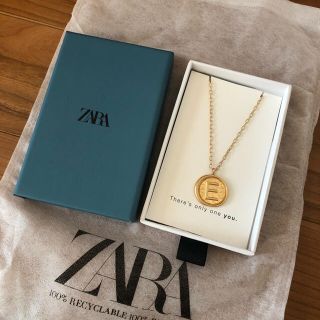 ザラ(ZARA)のZARA イニシャルディテールメダリオンネックレス E 新品未使用　完売品(ネックレス)