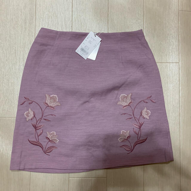 dazzlin(ダズリン)の新品未使用 dazzlin ダズリン sw刺繍台形スカート 花柄モチーフ ピンク レディースのスカート(ミニスカート)の商品写真