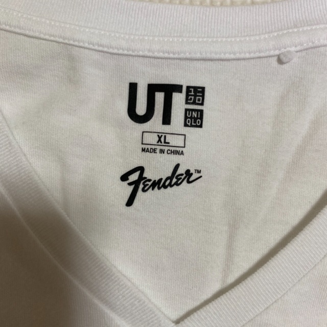 UNIQLO(ユニクロ)の【再値下げ】ユニクロ x fender Vネック Tシャツ  XL 白xシルバー メンズのトップス(Tシャツ/カットソー(半袖/袖なし))の商品写真