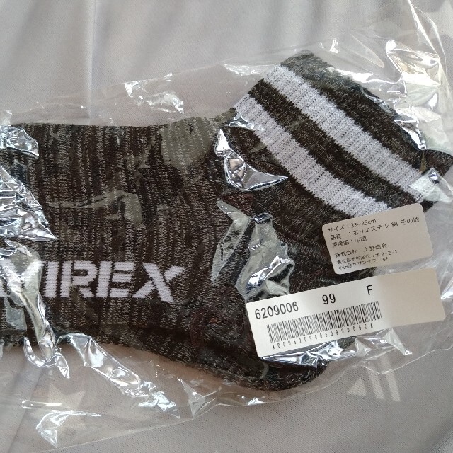AVIREX(アヴィレックス)の【新品】AVIREX長袖Tシャツ2枚(Ｌサイズ)+靴下 メンズのトップス(Tシャツ/カットソー(七分/長袖))の商品写真