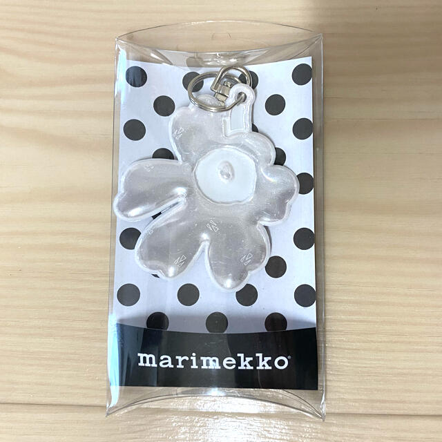 marimekko(マリメッコ)のマリメッコ　リフレクター　キーホルダー　ホワイト レディースのファッション小物(キーホルダー)の商品写真