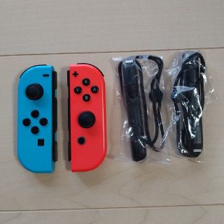 ニンテンドースイッチ(Nintendo Switch)のSwitchジョイコン２個(赤はジャンク品)＋新品ストラップのセット(その他)