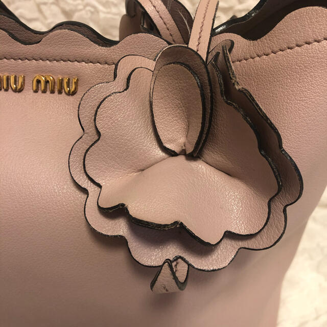 miumiu(ミュウミュウ)のMiuMiuカーフレザーお花ピンクトートバッグ.ポーチ付き レディースのバッグ(トートバッグ)の商品写真
