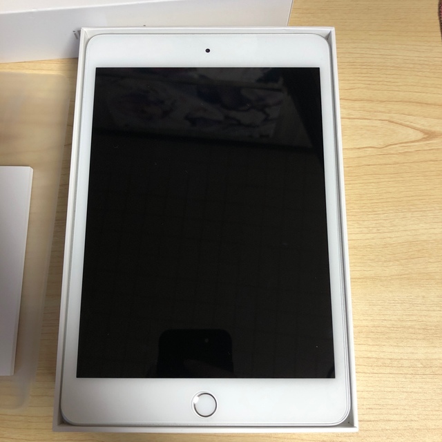iPad(アイパッド)のApple iPad mini 5 Wi-Fi  64GB Silver スマホ/家電/カメラのPC/タブレット(タブレット)の商品写真