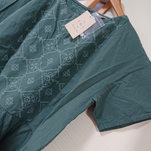 SM2(サマンサモスモス)のSM2  刺繍切替ﾌﾞﾗｳｽ 新品  ｻﾏﾝｻﾓｽﾓｽ レディースのトップス(シャツ/ブラウス(半袖/袖なし))の商品写真