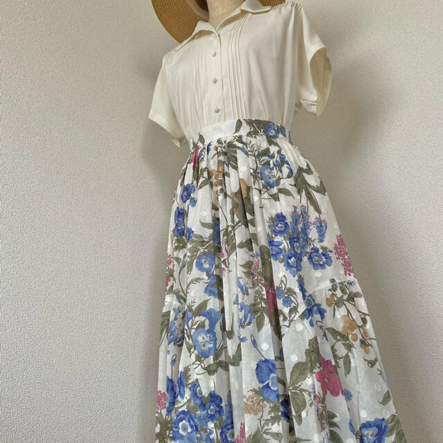 Grimoire(グリモワール)の古着《ボタニカルフラワー&フルーツ柄》タックフレアスカート　花柄　クラシカル レディースのスカート(ロングスカート)の商品写真