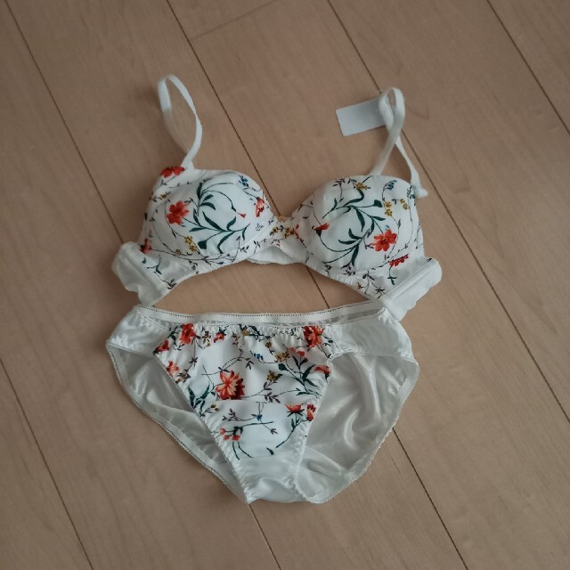 RyuRyu(リュリュ)のLingerie by GeeRAぷるるん谷間のノンワイヤーブラ＆ショーツセ レディースの下着/アンダーウェア(ブラ&ショーツセット)の商品写真