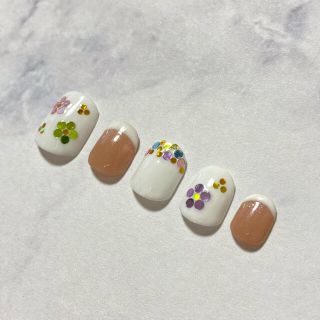 【オーダーチップ】no1 ネイルチップ　スパンコール　フレンチネイル　お花 ハンドメイドのアクセサリー(ネイルチップ)の商品写真