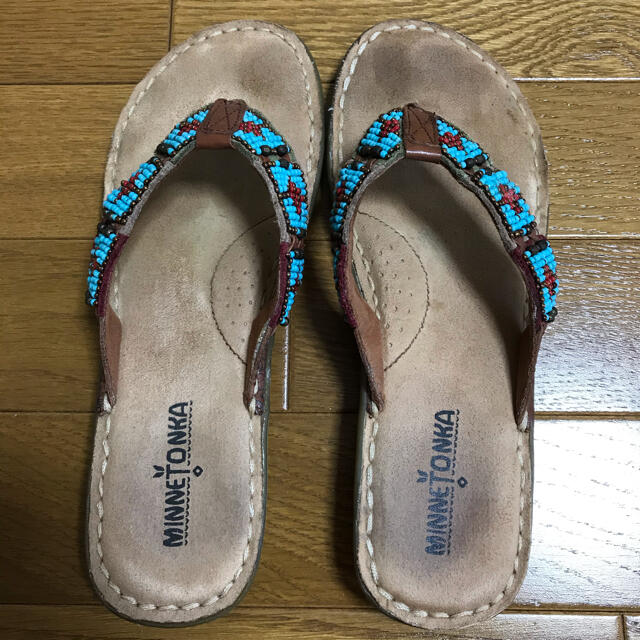 Minnetonka(ミネトンカ)のミネトンカ 青色tanアーバン トングビーズ刺繍サンダル6 22.5～23㎝ レディースの靴/シューズ(サンダル)の商品写真