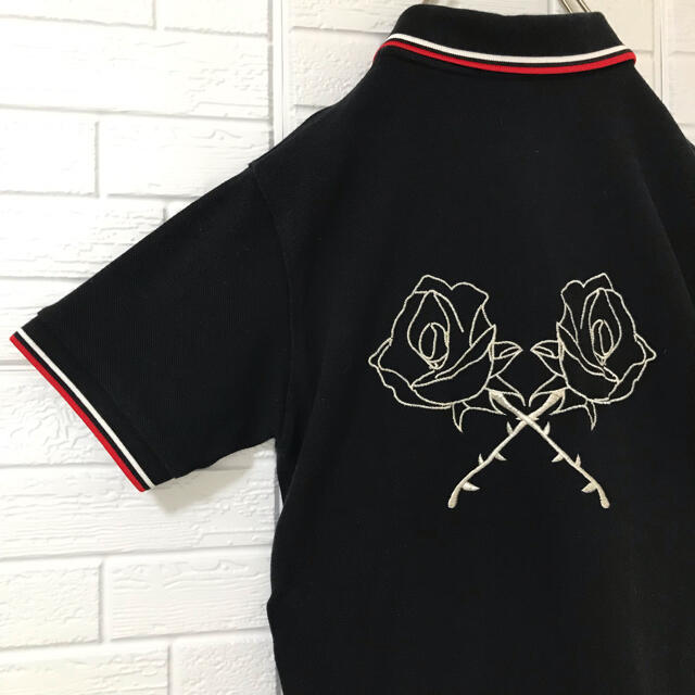 FRED PERRY(フレッドペリー)の☆希少デザイン☆ フレッドペリー ポロシャツ 半袖 黒 バラ 刺繍 ワンポイント メンズのトップス(ポロシャツ)の商品写真