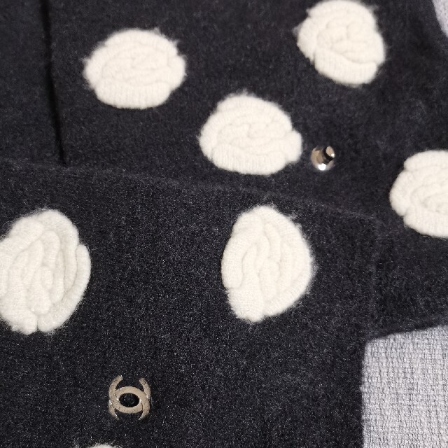 CHANEL(シャネル)の値下げ　美品　シャネル カメリアマフラー レディースのファッション小物(マフラー/ショール)の商品写真