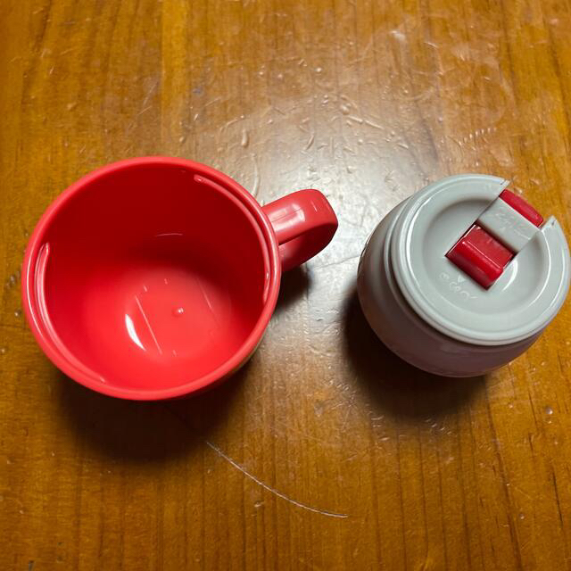 agehak1201様専用 コップ 中栓のみ 赤 水色 2点 キッズ/ベビー/マタニティの授乳/お食事用品(水筒)の商品写真