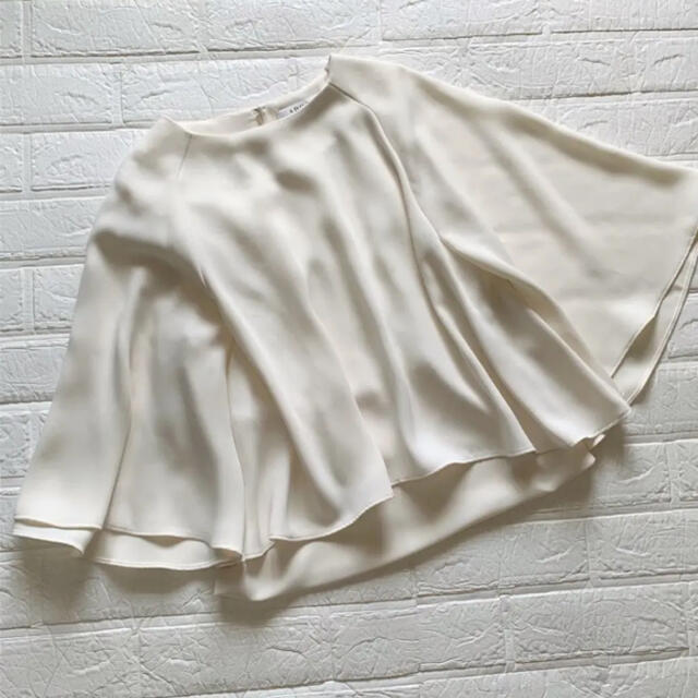 美品♡ アドーア フレアスリーブブラウス 白