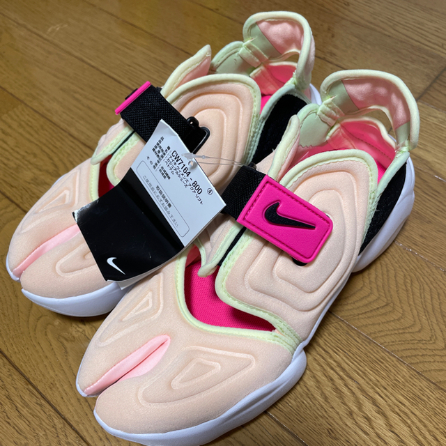 NIKE(ナイキ)の新品未使用　NIKE アクアリフト　サンダル　23.5cm レディースの靴/シューズ(サンダル)の商品写真