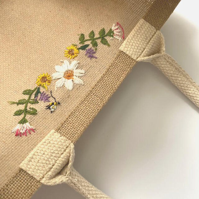 ハンドメイド】手刺繍のジュートバッグの通販 by 刺繍のおひつじ ハンドメイド】手刺繍のジュートバッグの通販 by 刺繍のおひつじ