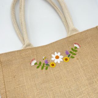 ハンドメイド】手刺繍のジュートバッグの通販 by 刺繍のおひつじshop