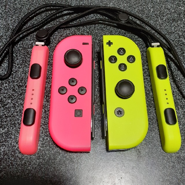 Nintendo Switch(ニンテンドースイッチ)の【専用】Joy-Con　ジョイコン+ストラップ エンタメ/ホビーのゲームソフト/ゲーム機本体(家庭用ゲームソフト)の商品写真