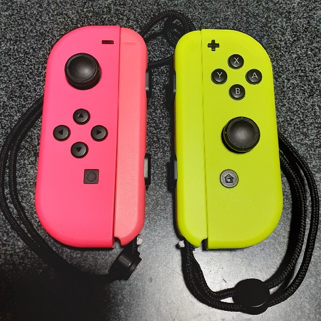 Nintendo Switch(ニンテンドースイッチ)の【専用】Joy-Con　ジョイコン+ストラップ エンタメ/ホビーのゲームソフト/ゲーム機本体(家庭用ゲームソフト)の商品写真