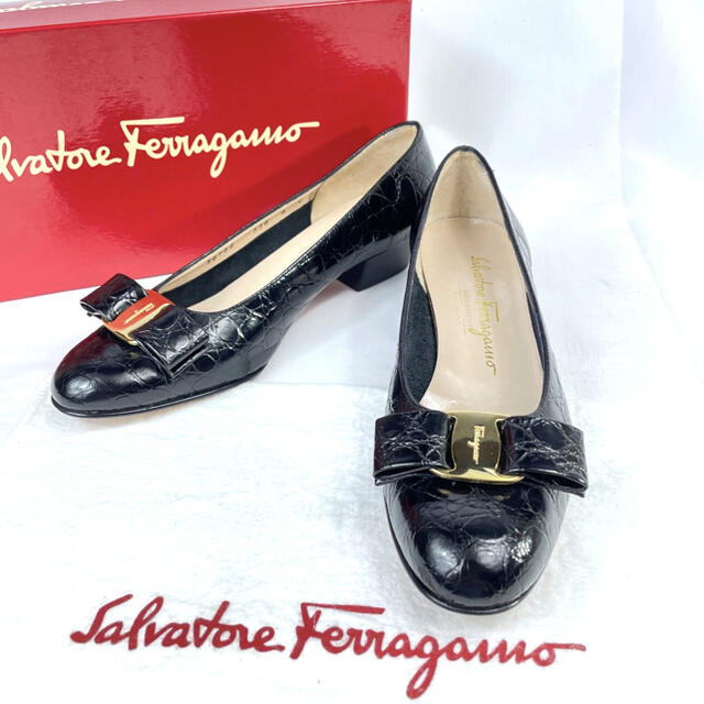 Salvatore Ferragamo(サルヴァトーレフェラガモ)の【超美品】フェラガモ ヴァラ リボン クロコ型押し レザー ローヒール 6C レディースの靴/シューズ(ハイヒール/パンプス)の商品写真