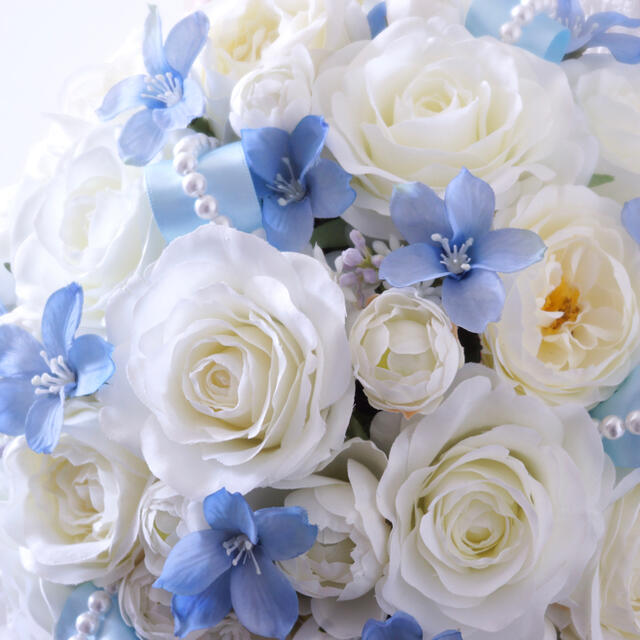 白バラと水色デルフィニウムのラウンドブーケ・ブートニアセット　パールリボン　造花