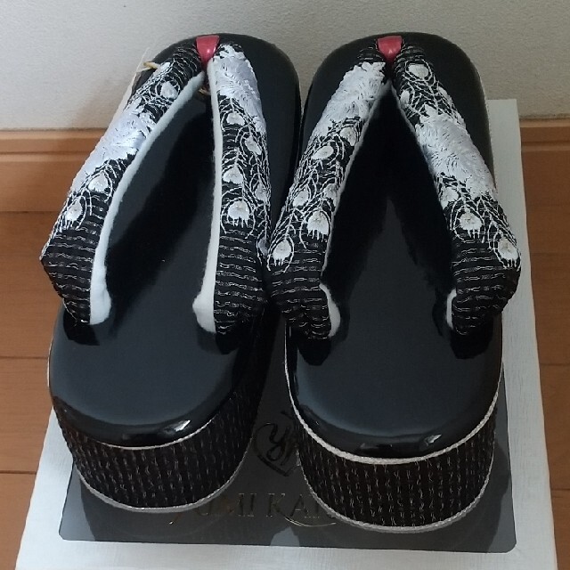 YUMI KATSURA(ユミカツラ)の新品   YUMI KATSURA  桂由美  草履 厚底 成人式  黒 レディースの靴/シューズ(下駄/草履)の商品写真