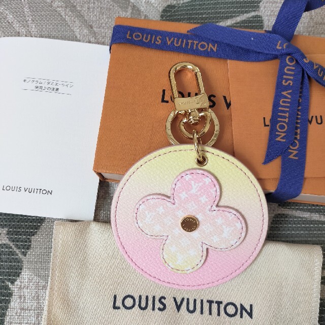 LOUIS VUITTON(ルイヴィトン)の♡ 新品未使用 ルイヴィトン ポルトクレ イリュストレ プール M00285♡ レディースのファッション小物(キーホルダー)の商品写真