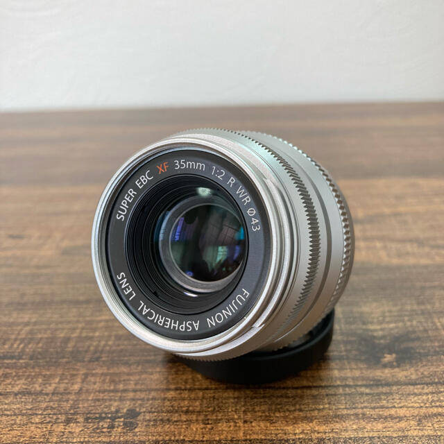 富士フイルム(フジフイルム)のXF 35mm F2 シルバー 美品 スマホ/家電/カメラのカメラ(レンズ(単焦点))の商品写真