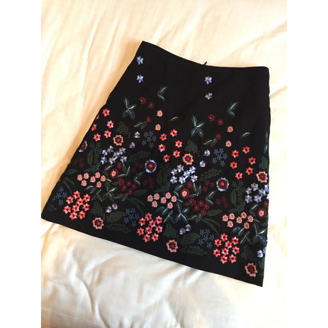 ZARA(ザラ)のZARA 刺繍 台形 スカート レディースのスカート(ミニスカート)の商品写真