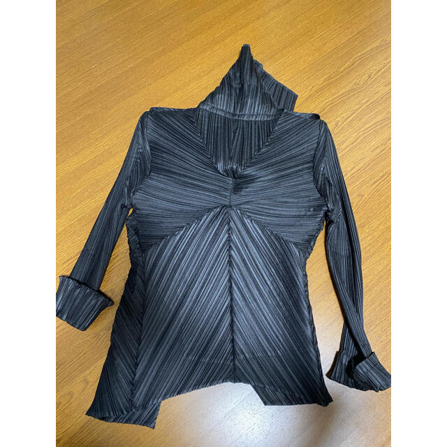 ISSEY MIYAKE(イッセイミヤケ)のカーディガン レディースのトップス(カーディガン)の商品写真