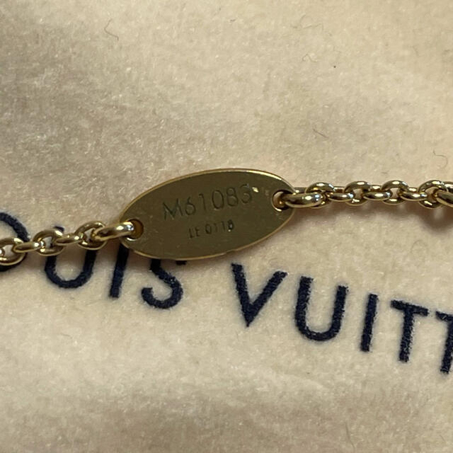 LOUIS VUITTON(ルイヴィトン)のLOUIS VUITTON  エッセンシャル　V ネックレス レディースのアクセサリー(ネックレス)の商品写真