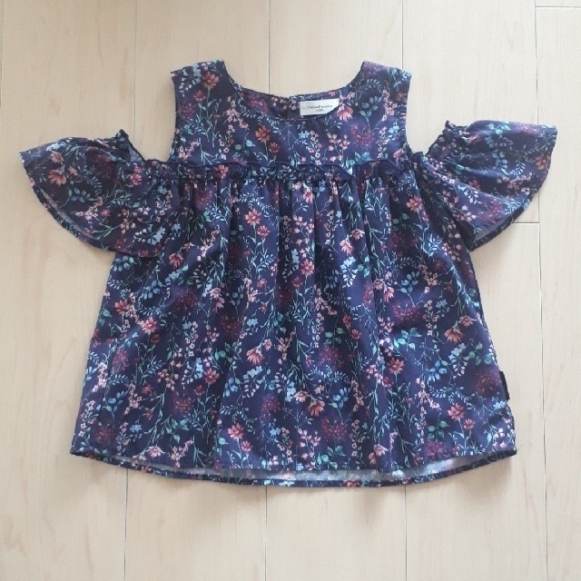 花柄肩あきトップス キッズ/ベビー/マタニティのキッズ服女の子用(90cm~)(Tシャツ/カットソー)の商品写真