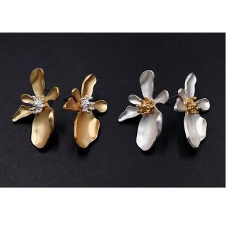 ザラ(ZARA)のメタル　フラワー　ピアス　シルバー　銀　花(ピアス)