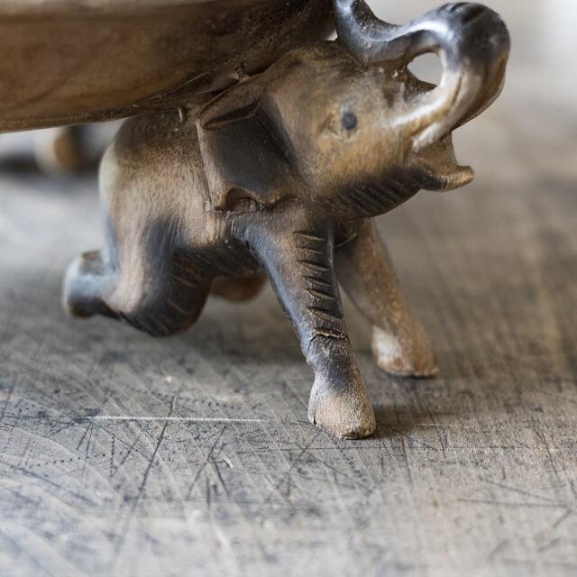 木彫りの象の置き台