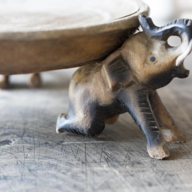 木彫りの象の置き台