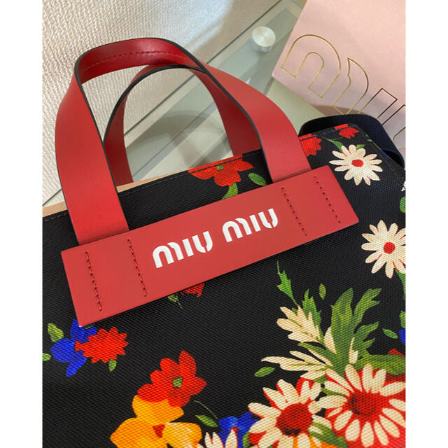 miumiu(ミュウミュウ)の極美品♡日本限定品　カナパトート　フラワーブーケ 7月までの出品  レディースのバッグ(トートバッグ)の商品写真