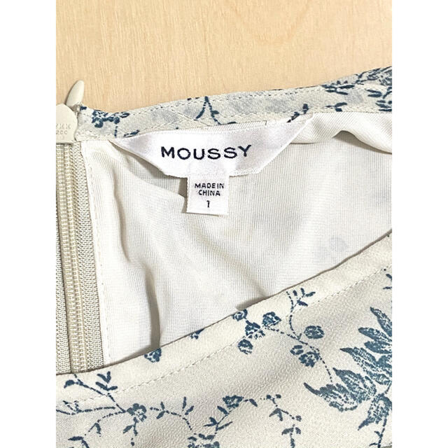 moussy(マウジー)のMOUSSY マウジー 半袖ブラウス 花柄　Vネック レディースのトップス(シャツ/ブラウス(半袖/袖なし))の商品写真