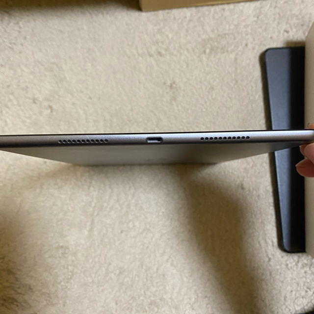 iPad(アイパッド)のiPad Air3 Wi-Fi 64GB ＋ カバー スマホ/家電/カメラのPC/タブレット(タブレット)の商品写真