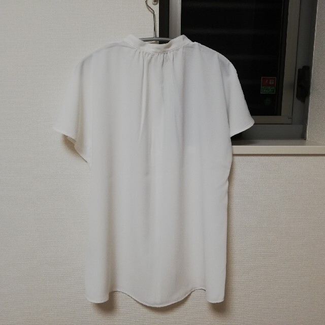 GU(ジーユー)の【新品タグ付】GU　エアリーバンドカラーシャツ　半袖　ホワイト　XS レディースのトップス(シャツ/ブラウス(半袖/袖なし))の商品写真