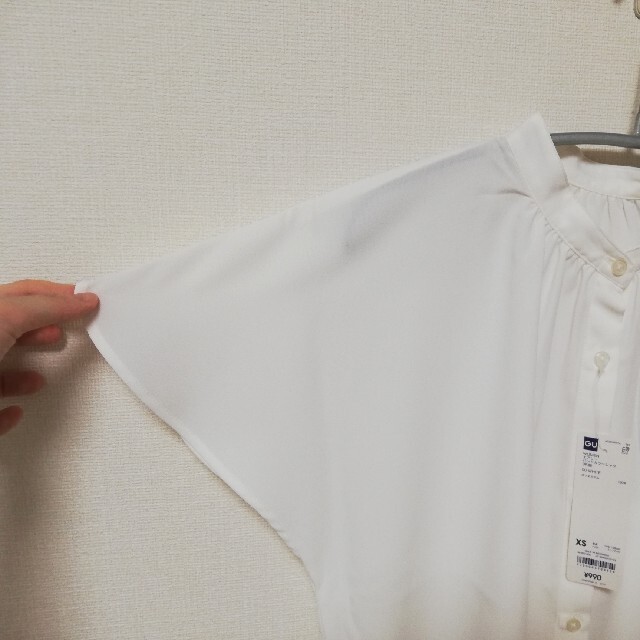 GU(ジーユー)の【新品タグ付】GU　エアリーバンドカラーシャツ　半袖　ホワイト　XS レディースのトップス(シャツ/ブラウス(半袖/袖なし))の商品写真