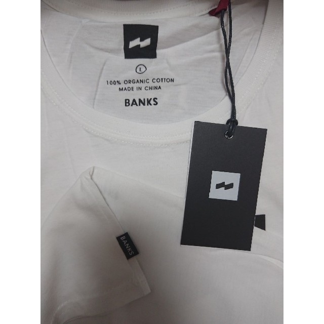 Ron Herman(ロンハーマン)の【Ｌ】BANKS FLAG LOGO TEE  半袖Tシャツ（ホワイト） メンズのトップス(Tシャツ/カットソー(半袖/袖なし))の商品写真