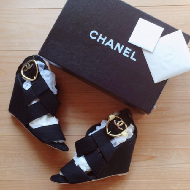 CHANEL(シャネル)のチーズさま専用♡CHANEL❤️ハートCCウェッジサンダル黒37 レディースの靴/シューズ(サンダル)の商品写真