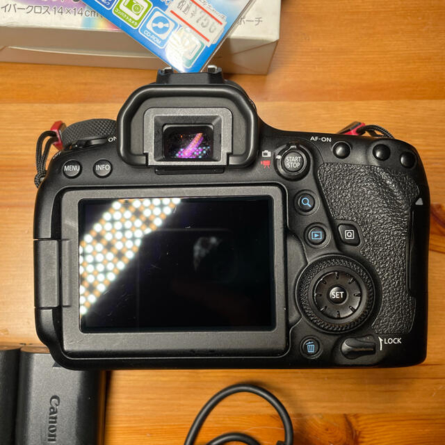 Canon(キヤノン)のCanon EOS 6D Mark2 ボディ+α スマホ/家電/カメラのカメラ(デジタル一眼)の商品写真