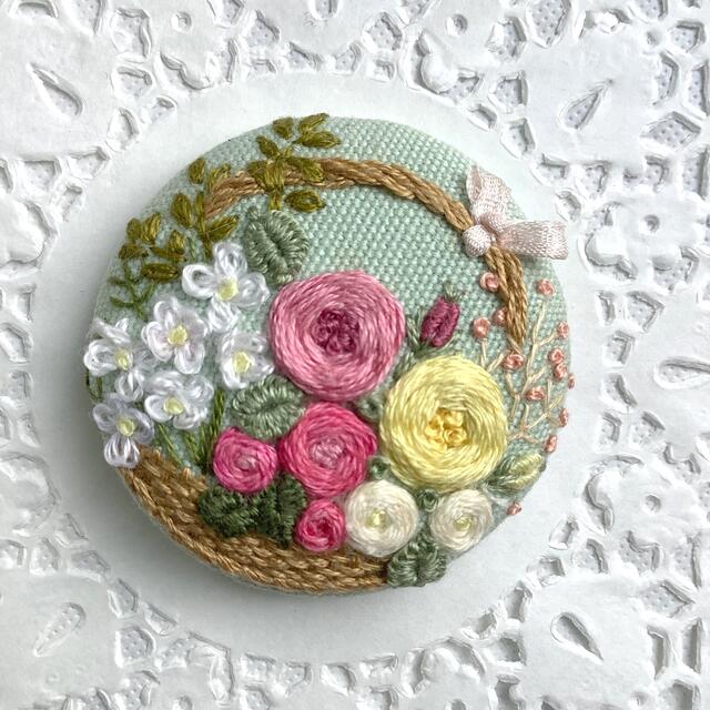 刺繍ブローチ/ヘアゴム　ハンドメイド ハンドメイドのアクセサリー(コサージュ/ブローチ)の商品写真