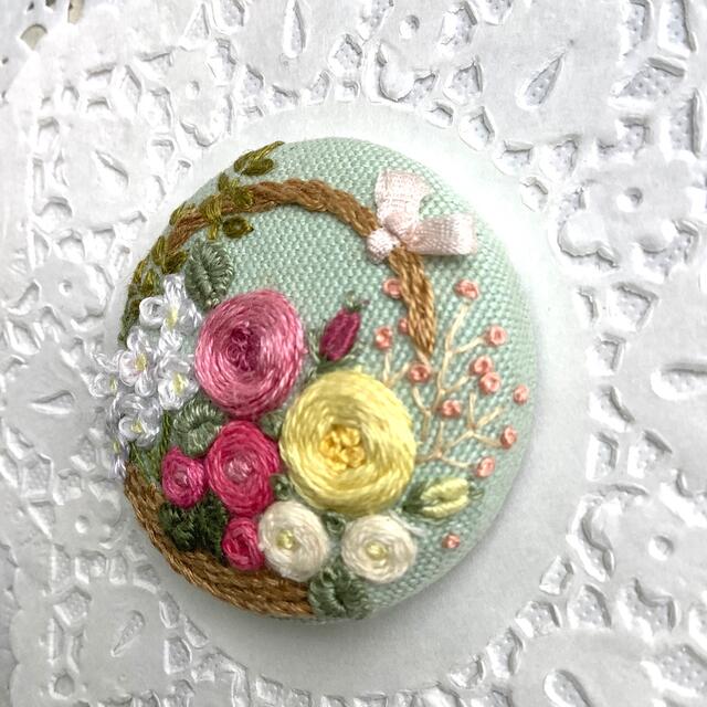 刺繍ブローチ/ヘアゴム　ハンドメイド ハンドメイドのアクセサリー(コサージュ/ブローチ)の商品写真