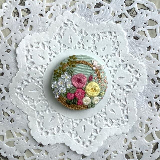 刺繍ブローチ/ヘアゴム　ハンドメイド ハンドメイドのアクセサリー(コサージュ/ブローチ)の商品写真