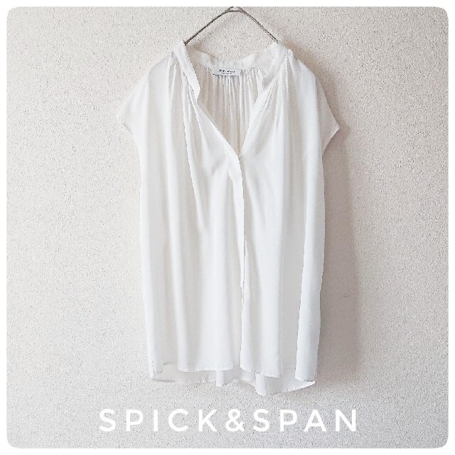 Spick & Span(スピックアンドスパン)のSpick&Span オフホワイト ドレープ デザイン ブラウス Fサイズ レディースのトップス(シャツ/ブラウス(半袖/袖なし))の商品写真