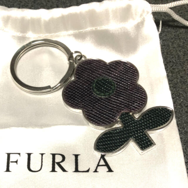 Furla(フルラ)のフルラ花モチーフキーホルダー レディースのファッション小物(キーホルダー)の商品写真