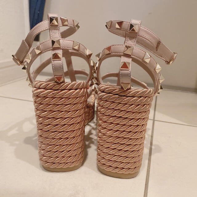 VALENTINO ロックスタッズ カーフスキン ストラップ ウェッジ VALENTINO ロックスタッズ カーフスキン ストラップ ウェッジ